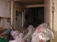 Перетворила життя сусідів на пекло: З квартири пенсіонерки вивезли десять самоскидів сміття (відео)
