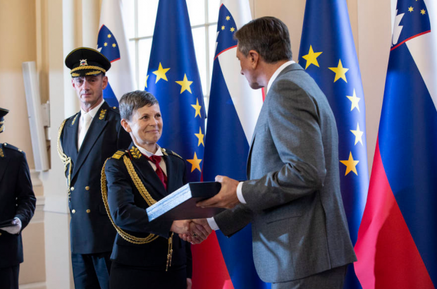 Президент Словенії Борут Пахор вручає Оленці Ерменц звання генерал-майора