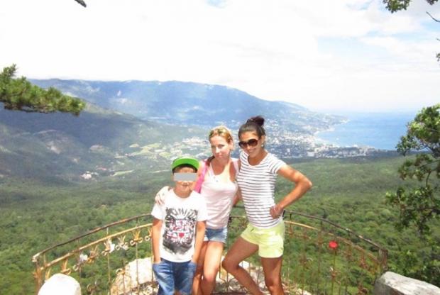Ліза (в центрі) зі своїм 11-річним сином часто відпочивала в Криму