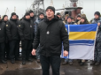 Українські військові зворушливо підтримали полонених моряків (фото, відео)