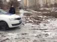 Із травматом та балончиком: У Києві двірник зі стріляниною напав на бездомних злодіїв (відео)