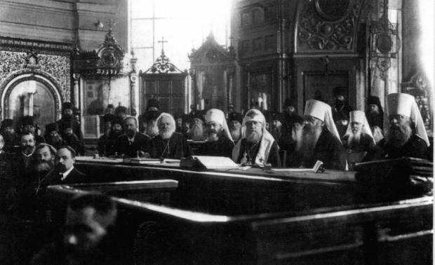 ПАТРІАРХ НА ГОДИНУ: Митрополит Тихон (у центрі) очолив Російську православну церкву в 1917 році. Чекісти заарештували його за відмову передати церковні цінності державі на початку 1922-го