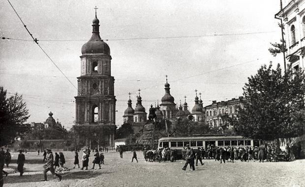 Залишаючи Київ німцям в 1941 році, радянська влада планувала підірвати Софійський собор. Однак співробітники заповідника не показали підвали під храмом, де можна було закласти вибухівку. Травень 1946 року.