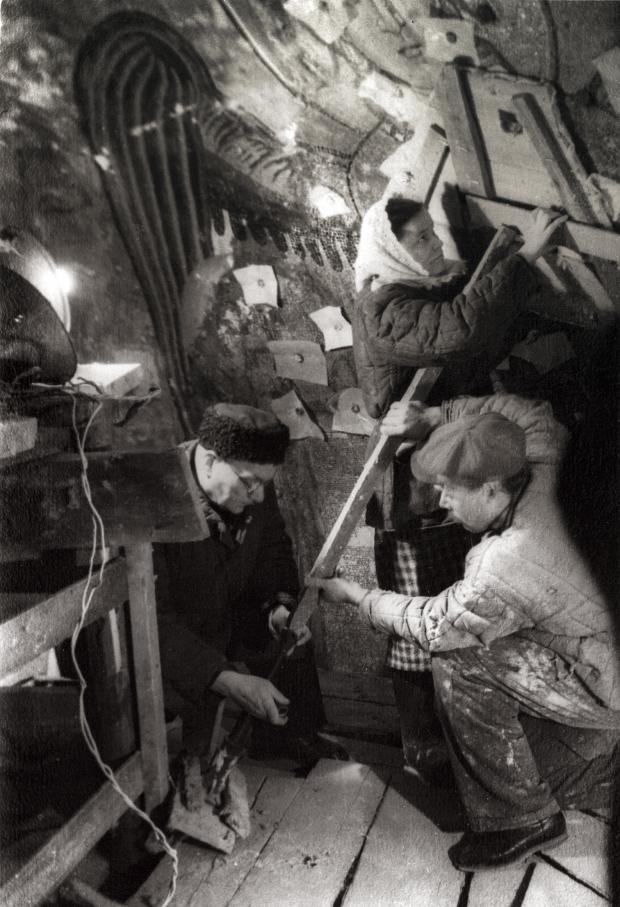 Команда Луки Калениченка (зліва) в центральному куполі собору зміцнює мозаїчного ангела, який на той момент був у аварійному стані. Праворуч — Євген Мамалот і хімік Ольга Плющ, 1954 рік.
