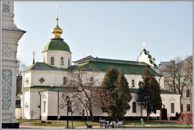 Трапезна церква знаходиться поруч з Софійським собором - найдавнішим храмом України
