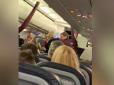 Пасажири потруїлися: У Росії літак екстрено сів через НП