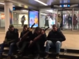 ''Невмируща нація!'': Мережу вразило потужне виконання українського хіта в Києві (відео)