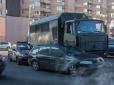 У центрі Києва вантажівка Нацгвардії протаранила Renault (фото, відео)