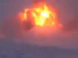 Розламався навпіл: У мережу виклали відео із катастрофою бомбардувальника в Росії (відео 16+)