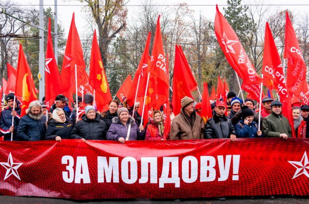 Члени Соціалістичної партії Молдови проводять мітинг в центрі Кишинева