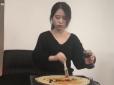 Офісний креатив: Китаянка приготувала млинці на комп'ютері (відео)