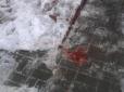 Лід продовжує калічити українців: Крижана брила відірвалась від даху та важко травмувала кілька осіб (фото)