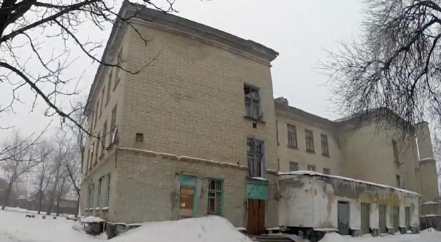 Школа № 74 не працює, але, незважаючи на це, – на будівлі висить прапор «ДНР»