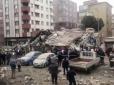 Моторошні кадри: У Стамбулі обвалилась шестиповерхова будівля (фото)