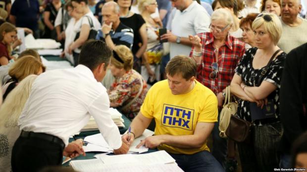 Голосування на одній з виборчих дільниць у Києві
