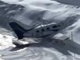 Таке не кожен день побачиш: Літак з пасажирами на борту врізався в сніговий замет (відео)