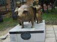 З ангелами не склалося: На ТБ потролили пам'ятник свині в Полтаві (фото, відео)