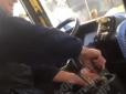 Водій столичної маршрутки ремонтував автобус з пасажирами прямо на ходу (відео)