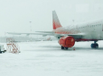 Авіалайнер викотився зі злітної смуги аеропорту Санкт-Петербургу, інші не змогли сісти