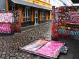Повернення до витоків 8 Березня: У Гамбурзі оголені дівулі з Femen зруйнували паркан на вулиці червоних ліхтарів