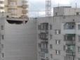 Звинувачують вітер: У Борисполі обвалилася стіна багатоквартирного будинку (фото, відео)