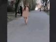 Дивна традиція: Вулицями Запоріжжя знову гуляла гола дівчина (відео 16+)