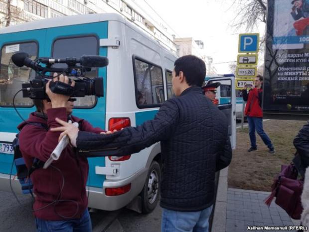 Невідомий чоловік перешкоджає операторові Радіо Азаттик Рінатові Фазилбаєву вести зйомку. Алмати, 22 березня 2019 року