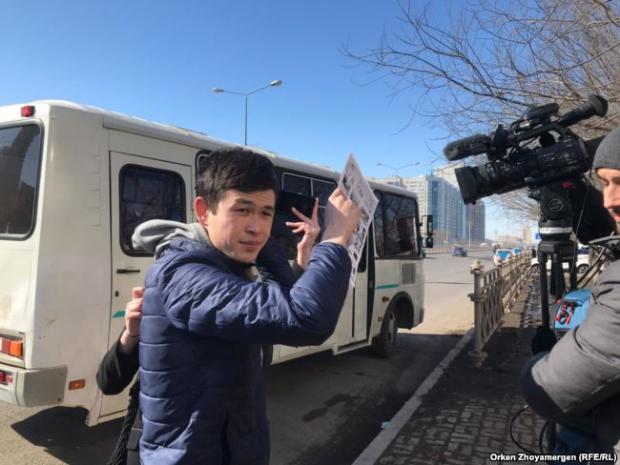 Молодик, що перешкоджає роботі оператора Радіо Азаттик Тімура Айтмуханбета. Астана, 22 березня 2019 року