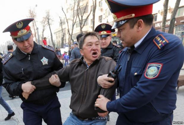 Поліція затримує чоловіка в Алмати. 22 березня, 2019 року