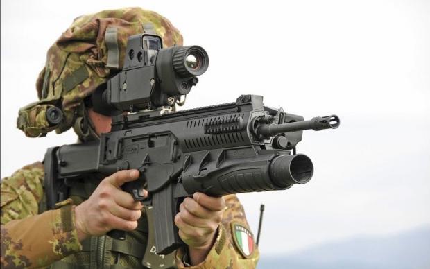 Beretta ARX 160 у бійця італійської армії