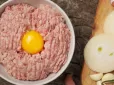 Не робіть помилок! Які продукти зіпсують котлетний фарш