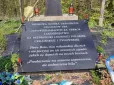 На могилі воїнів УПА в Польщі з'явилася провокативна дошка з написом (фото)