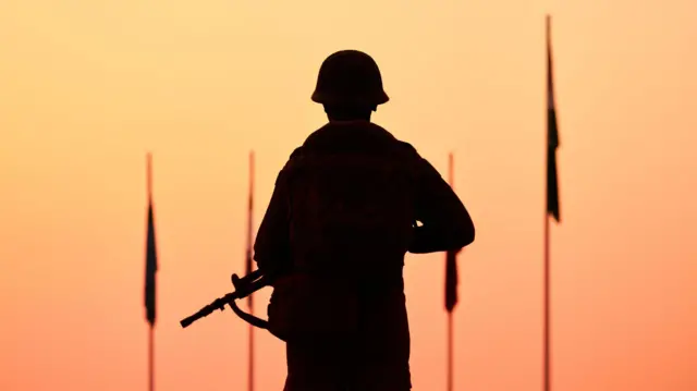 Отакий недоімперії «Кієв за трі дня»: Бійці ЗСУ до 9 травня підняли український прапор у підконтрольному селищі на території РФ (відео)