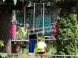 Отримав численні травми: У київському парку розваг з мотузкового атракціону впав 14-річний підліток