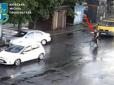 У Києві велосипедист відкрив стрілянину по авто волонтерки через те, що його забризкали з калюжі