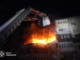 Людей рятують засобами спецтехніки: В Одесі палає житлова багатоповерхівка, куди влучив російський дрон (відео)