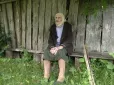 Любить читати та не може відпочивати... без кішки: 102-річна жителька Чернігівщини розповіла про свої повсякденні звички (відео)