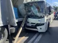 Водій не дотримався безпечної дистанції: У Києві маршрутка з людьми в'їхала в припарковану вантажівку (фото)