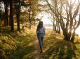 Звичайна прогулянка може знизити ризик смерті на 40% - вчені пояснили, як це працює