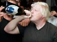 Пив шампанське з пляшки зі власним фото, співав і танцював: Як Борис Джонсон відірвався в Італії (фото, відео)