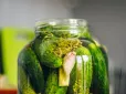 Чому шиплять мариновані огірки? Цей наліт має вас насторожити
