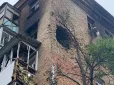 Місцеві в шоці: Унаслідок нічного обстрілу росіян з’явилася величезна діра в будинку в Солом'янському районі Києва (відео)