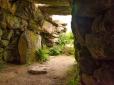 Містична фортеця створена самою природою: Скельне поселення, куди вела єдина дорога через прихований печерний прохід, переживає туристичний бум