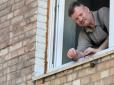 Робить подібне вже не вперше: У Києві чоловік слухав російську музику й з вікна багатоповерхівки вигукнув військовим 
