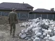 Майно та родинні реліквії теж зникли: Доки військовий лікувався після поранення, його будинок знесли бульдозером (відео)