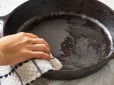 Господиням на замітку! Чим відмити сковороди від нагару та жиру до блиску