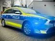 Зуби не пошкодував: У Польщі українець відкусив частину поліцейського авто під час затримання