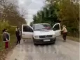 Рятували чоловіків? Під Хмельницьким жінки з ціпками напали на автомобіль ТЦК (відео)