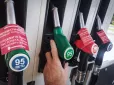 Бензинова криза в Росії набирає обертів: Ще три регіони запровадили обмеження на продаж пального
