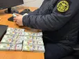 Примотала скотчем до живота: Чернівецькі митники вилучили $100 тисяч, які українка намагалася вивезти до Румунії